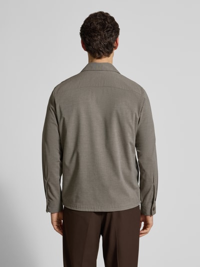 Männermodel trägt Regular Fit Hemdjacke aus Baumwoll-Mix mit Viskose-Anteil von Marc O'Polo, unifarben, Rückenpasse, Ganzkörperansicht Rückansicht.