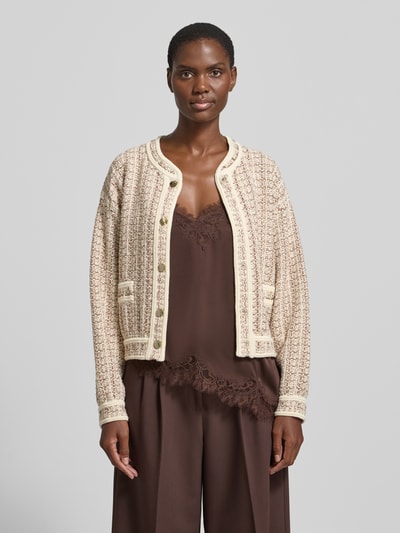 Frauenmodel trägt Regular Fit Jacke mit Strasssteinbesatz von Liu Jo White aus Baumwoll-Mix mit Strukturmuster, Paspeltaschen, Rundhalsausschnitt, durchgängiger Knopfleiste, eingefassten Abschlüssen in Cremetönen, Ganzkörperansicht von vorne.