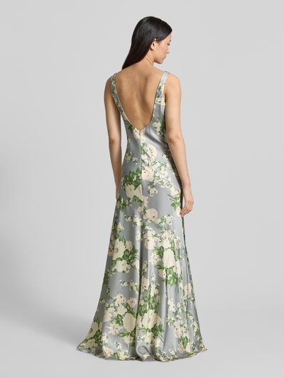 Frauenmodel trägt Abendkleid mit tiefem Rückenausschnitt von Mascara aus grauem Satin mit grün-weißen Blüten, Körpernaher-Schnitt, Maxikleid, Wasserfall-Ausschnitt, Breite Träger, Haken-Reißverschluss, Rückenlänge 155 cm, Brustweite 32 cm, Ganzkörperansicht Rückansicht.