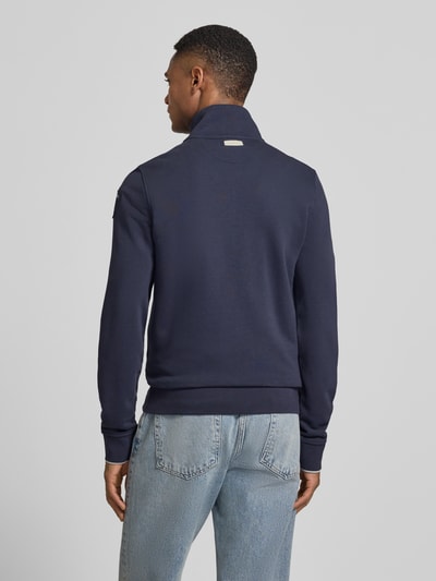Männermodel trägt dunkelblaue Sweatjacke mit Stehkragen Modell 'City New' von Blauer Usa aus Baumwoll-Mix, Slim-Fit, Rückenansicht.
