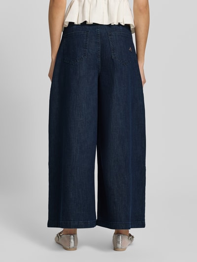 Vrouwenmodel draagt Palazzo-jeans met Achterzakken Model 'Liv' van Buena Vista, donkerblauw, mix van katoen en lyocell, wijd been, knoopsluiting, Bandwijdte maat S 37 cm, Binnenbeenlengte maat S 63 cm, Ganzlichaamsaanzicht achterkant