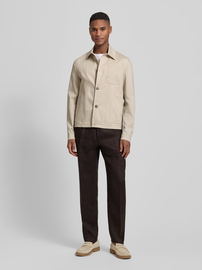 Männermodel trägt Relaxed Fit Leinenhose aus reinem Leinen Modell 'PERINO' von BOSS, Optik: Unifarben, Twill, Ganzkörperansicht von vorne.