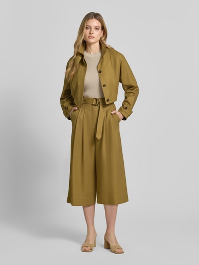 Frauenmodel trägt Stricktop mit Rundhalsausschnitt von Style Icon Collection in Beige, Baumwoll-Viskose-Mix, Slim Fit, Ganzkörperansicht von vorne.