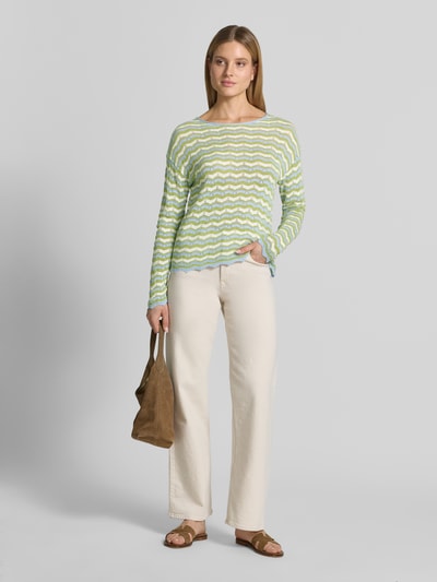 Frauenmodel trägt Strickpullover mit Rundhalsausschnitt von More & More im Allover-Look, Baumwoll-Mix, hellgrün und weiß, Ganzkörperansicht von vorne.