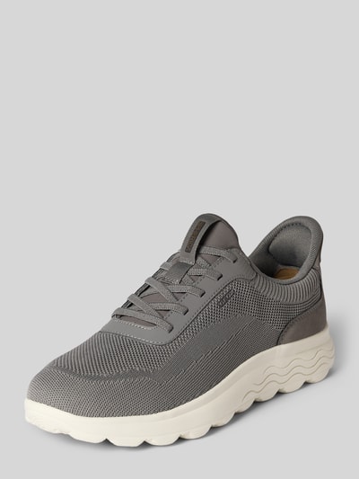 Produktfoto, Slip-on-Sneaker mit profilierter Sohle Modell 'SPHERICA' von Geox in Grau, abgerundete Spitze, Wellenprofil, strukturierte Oberfläche