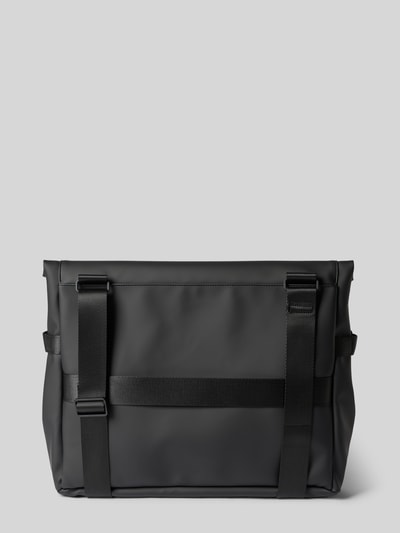 Produktfoto, Messenger Bag mit Logo-Detail von Rains in Schwarz, glatte Oberfläche, breite Form, Druckknöpfe, verstellbarer Schulterriemen, Hauptfach mit Überschlag.