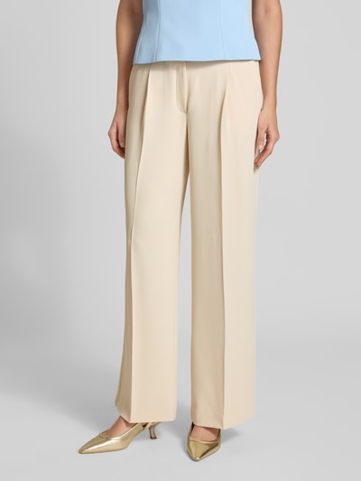 Frauenmodel trägt Stoffhose mit Bügelfalte von V by Vera Mont in Beige, Material-Mix mit Stretch, Straight Fit, Nahaufnahme Oberkörper.