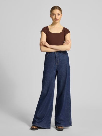 Frauenmodel trägt T-Shirt in Ripp-Optik mit Karree-Ausschnitt Modell 'METTE' von Topshop, Baumwoll-Elasthan-Mix, Slim Fit, dunkelbraun, Ganzkörperansicht von vorne.
