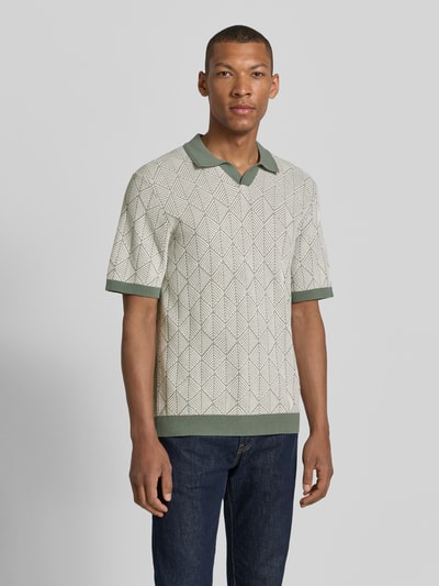 Männermodel trägt Slim Fit Poloshirt in Strick-Optik Modell 'Blake' von Jack & Jones Premium, Reine Baumwolle, Kurzärmelig, Vorderansicht