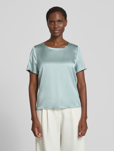 Frauenmodel trägt Blusenshirt aus Satin mit Rundhalsausschnitt von Christian Berg Woman Selection in hellblau, glatte Textur, Ganzkörperansicht von vorne
