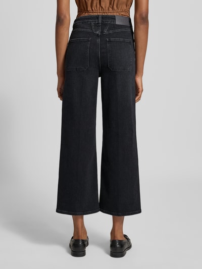 Vrouwenmodel draagt Wide Fit Jeans aus Baumwoll-Mix Model 'Wera' van closed, donkergrijs 5-pocketmodel met logopatch, Ganzkörperansicht Rückansicht.