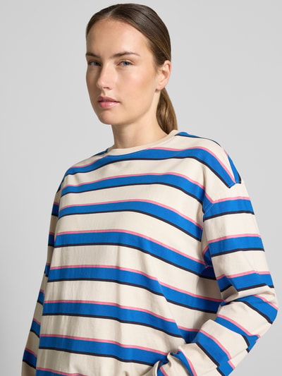Frauenmodel trägt Regular Fit T-Shirt aus reiner Baumwolle von Jake*s Casual mit Streifen in Blau, Rosa und Beige, Nahaufnahme Oberkörper.