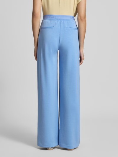 Frauenmodel trägt Sweatpants mit Stretch-Anteil von Milano Italy in Hellblau, weiter Schnitt, Modal-Elasthan-Mix, Ganzkörperansicht Rückansicht.