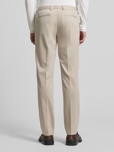 Mannermodel draagt Stoffhose mit Gesäßtaschen van MCNEAL in beige, rechte fit, Franse steekzakken, materiaal mix met viscose, detailopname rugaanzicht.