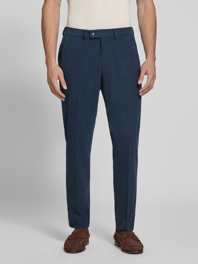 Männermodel trägt Straight Fit Hose in Cord-Optik von Christian Berg Men, Bügelfalten, blaue Farbe, Nahaufnahme Oberkörper, Vorderansicht.