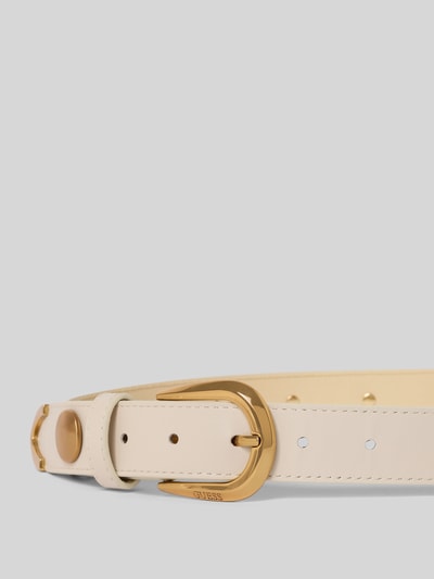Produktfoto, pasek damski 'Gürtel aus Leder mit Logo-Prägung' von Guess ze skóry naturalnej, wytłoczone logo, sprzączka, ozdobne obszycie, szerokość w rozmiarze S: 3 cm, kolor jasny beż, złote dodatki