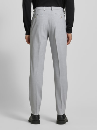 Männermodel trägt Slim Fit Stoffhose mit französischen Eingrifftaschen von MCNEAL, Unifarbenes-Design, Material-Mix mit Viskose-Anteil, Gesäßtaschen, Ganzkörperansicht Rückansicht.