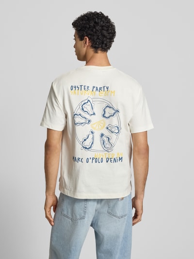 Männermodel trägt Relaxed Fit T-Shirt aus reiner Baumwolle mit Motiv-Print von Marc O'Polo Denim, Optik: Unifarben, Ganzkörperansicht Rückansicht.