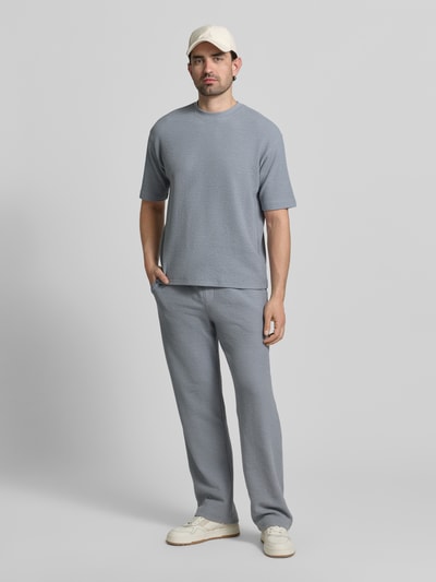 Männermodel trägt Relaxed Fit T-Shirt mit Rundhalsausschnitt von JAKE*S STUDIO MEN im Modal-Baumwoll-Mix mit Strukturmuster, Ganzkörperansicht von vorne.