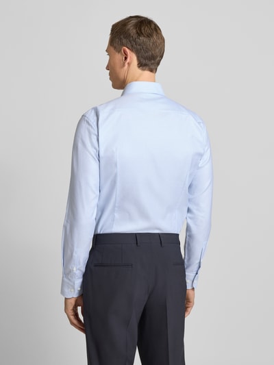 Männermodel trägt Slim Fit Businesshemd aus reiner Baumwolle Modell 'HANK' von BOSS, Optik: Unifarben, Allover-Muster, Ganzkörperansicht Rückansicht.