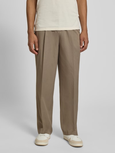 Mężczyzna model nosi Hose mit Bügelfalten Modell 'Reece' od Les Deux w kolorze beżowym, krój regular fit, tkanina lyocell-bawelna, Szerokość w rozmiarze 32/32: 46 cm, długość nogawki wewnętrznej: 80 cm, pełny widok z przodu