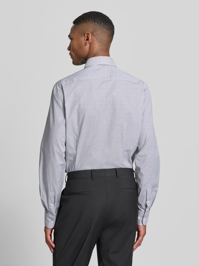 Männermodel trägt Slim Fit Businesshemd aus Baumwoll-Mix von Tommy Hilfiger Tailored, efekt: wzór w paski, krój slim fit, kołnierzyk typu kent, listwa guzikowa na całej długości, wyhaftowane logo, rękawy: długi rękaw, mankiet zapinany na 1 guzik, regulacja szerokości, okrągły dół; widok całej sylwetki z tyłu