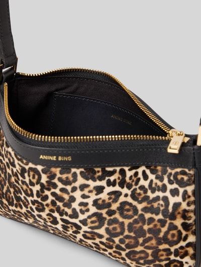 Produktfoto, Handtasche mit Label-Print von Anine Bing, Hauptfach mit Reißverschluss, Leder, Leopardenmuster, 23x13x4 cm, goldene Details