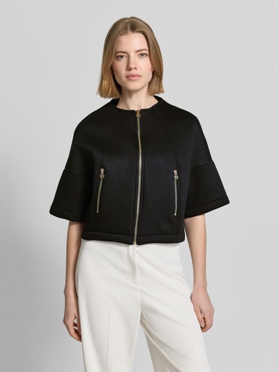 Frauenmodel trägt Jacke mit 1/2-Arm und Reißverschlusstaschen von Rinascimento, Schwarz, Viskose-Mix, gerader Schnitt, Nahaufnahme Oberkörper.