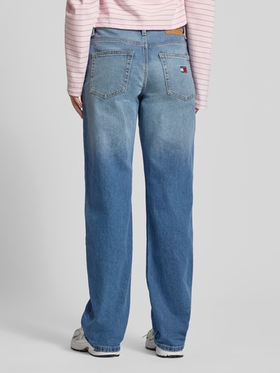 Frauenmodel trägt Straight Fit Jeans aus Baumwoll-Mix Modell 'SOPHIE' von Tommy Jeans in Denim-Optik mit Label-Patch, Logo-Stitching, 5-Pocket-Design, Gürtelschlaufen und Knopf-Verschluss, Materialverarbeitung: Twill, Material: Baumwoll-Mix, Ganzkörperansicht Rückansicht.