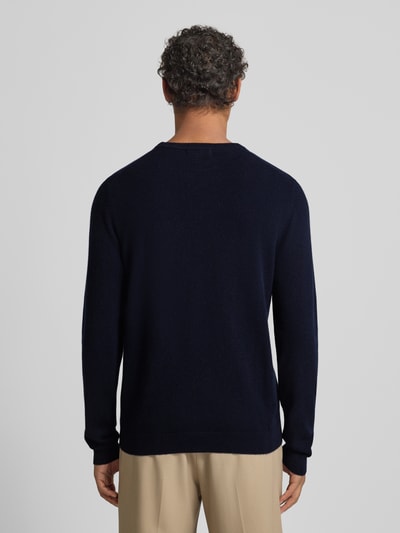 Männermodel draagt Strickpullover aus Kaschmir Modell 'mordy' van Matinique in donkerblauw, fijne textuur, Slim Fit, Ganzkörperansicht Rückansicht.