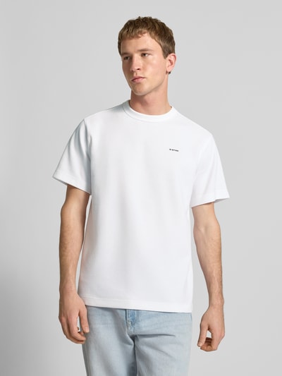 Männermodel trägt Regular Fit T-Shirt mit Strukturmuster von G-Star Raw in Weiß, rond hals, logo, maat M ruglengte 71 cm, Ganzkörperansicht von vorne