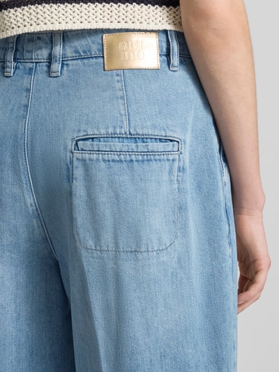 Vrouwenmodel draagt Wide Leg Jeans met Eingrifftaschen van Oui in lichtblauw katoen, wijde pijpen, used-look, persvouwen, steekzakken, detailopname rug.