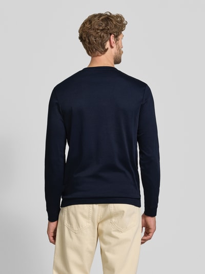 Männermodel trägt Regular Fit Longsleeve aus reiner Baumwolle Modell 'Pima' von RAGMAN in Dunkelblau, Ganzkörperansicht Rückansicht. Rückenlänge bei Größe M: 69 cm, Rundhalsausschnitt, glatte Struktur.
