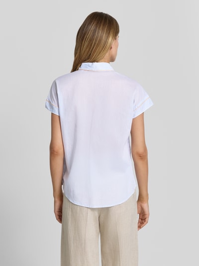 Frauenmodel trägt Regular Fit Bluse im Allover-Look mit Stitchings von Christian Berg Woman aus reiner Baumwolle, helles Design, Ganzkörperansicht Rückansicht.