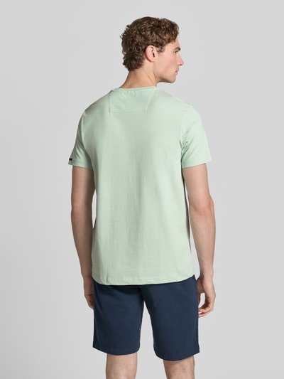 Männermodel trägt T-Shirt mit Label-Stitching und Rundhalsausschnitt von PME Legend im Baumwoll-Elasthan-Mix, Regular-Fit, Rückenlänge 74 cm, Ganzkörperansicht Rückansicht.