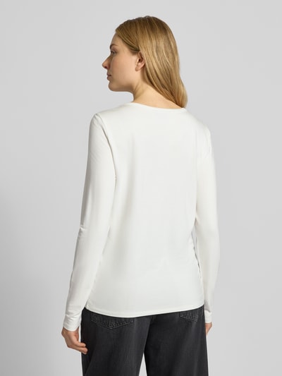 Vrouwenmodel draagt shirt met lange mouwen met motiefprint van monari, mix van viscose en elastaan, regular fit, ronde hals, ruglengte 60 cm, maat 36, effen wit, rechte vormen, gladde textuur. Ganzkörperansicht Rückansicht.