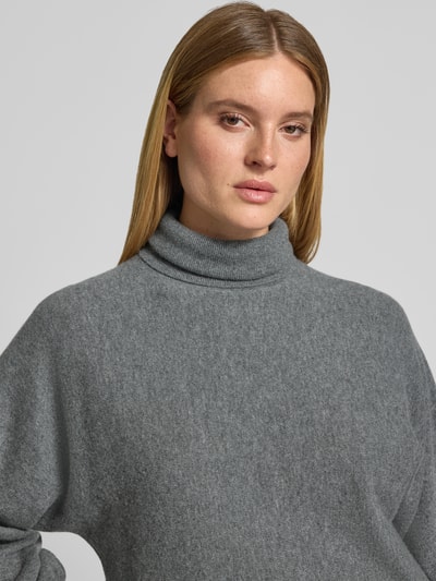 Frauenmodel trägt Regular Fit Pullover aus Woll-Mix mit Kaschmir-Anteil von HERZENS in Grau, elastische Ärmelabschlüsse, Nahaufnahme Oberkörper.