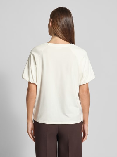 Vrouwenmodel draagt Regular Fit T-shirt met viscose, model 'Ruffel' van Fynch-Hatton, katoenmix, ruglengte maat S 57 cm, Ganzkörperansicht Rückansicht.