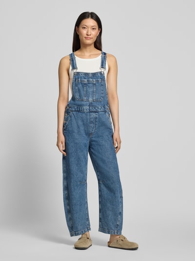 Vrouwenmodel draagt Barrel Fit Denim-tuinbroek met verstelbare bandjes van GAP, puur katoen, borstzak, denim, ganzkörperansicht van voren.