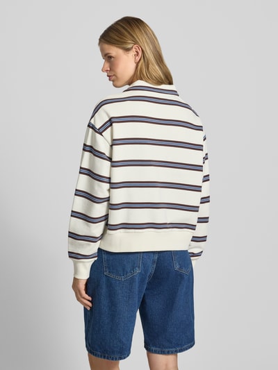 Männermodel trägt Relaxed Fit Sweatshirt aus reiner Baumwolle von Marc O'Polo Denim, mehrfarbige Optik, gestreift, Materialverarbeitung Sweat, Ganzkörperansicht Rückansicht.