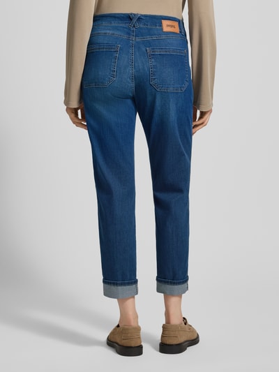 Vrouwenmodel draagt Jeans in verkorte pasvorm met omslag Model 'Darlene Urban' van Angels, katoenmix met stretch, steekzakken, bandwijdte maat 36/30 39 cm, binnenbeenlengte 73 cm, donkerblauw met lichte wassing, rechte pijpen, detailopname achteraan.