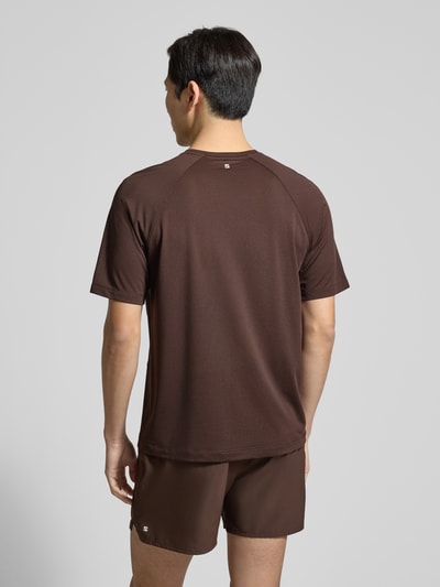 Männermodel trägt Funktionsshirt mit Logo und Rundhalsausschnitt Modell 'Kout' von Salomon in Braun, Regular-Fit, Rückenlänge 69 cm, Ganzkörperansicht Rückansicht.