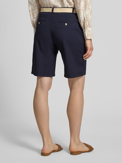 Frauenmodel trägt Bermudas mit Gürtel Modell 'ROVENA' von Soyaconcept aus Baumwoll-Elasthan-Mix in Dunkelblau, Regular-Fit, Ganzkörperansicht Rückansicht.