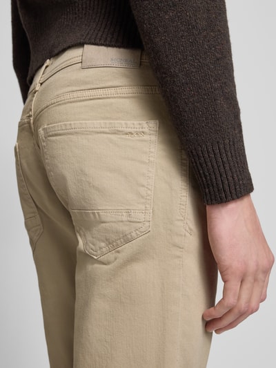 Männermodel trägt Jeans mit 5-Pocket-Design von MCNEAL aus Bio-Baumwoll-Mix mit Stretch-Anteil, beige, Gerader Schnitt, Nahaufnahme Rückansicht.