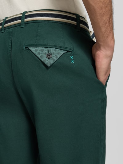 Männermodel trägt Hose mit Gürtel Modell 'WARREN' von Scotch & Soda in Grün, Baumwoll-Elasthan-Mix, Nahaufnahme Rückansicht.