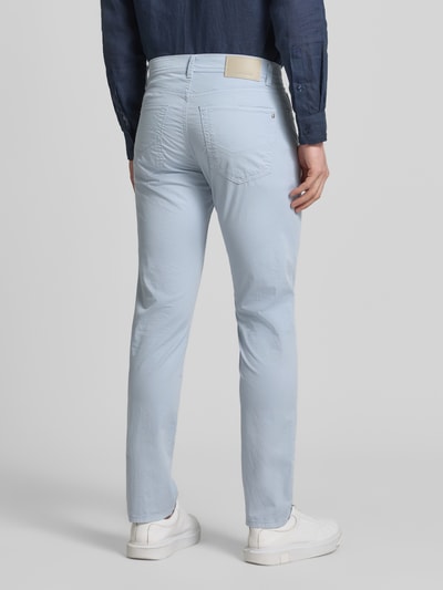 Męski model nosi Regular Fit Hose mit Eingrifftaschen Modell 'Lyon' von Pierre Cardin, mieszanka bawełny i elastanu, kolor jasnoniebieski, wpuszczane kieszenie, szerokość w rozmiarze 32/32: 43 cm, długość wewnętrzna nogawki: 79 cm, krój regular fit, zdjęcie całych spodni, widok z tyłu.