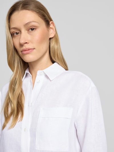 Frauenmodel trägt Regular Fit Leinenbluse mit Brusttasche Modell 'FILO' von MM by Max Mara, weiß, reines Leinen, Nahaufnahme Oberkörper.