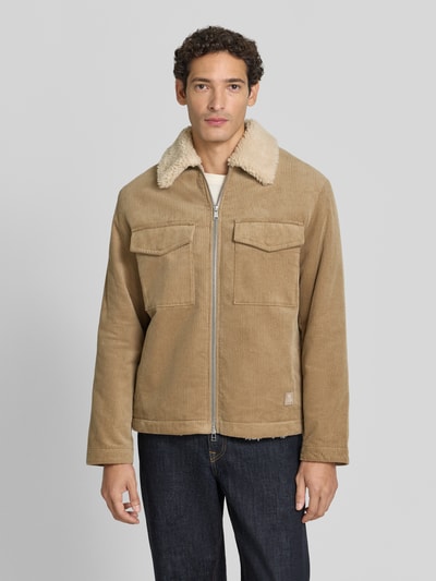 Männermodel trägt Regular Fit Cordjacke aus reiner Baumwolle von Marc O'Polo in Beige mit Teddykragen, Ganzkörperansicht von vorne. Herren Daunenjacke von Marc O'Polo.