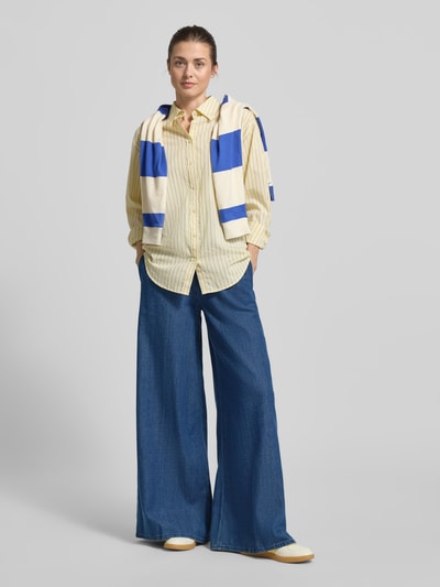 Frauenmodel trägt Loose Fit Hose aus Bio-Baumwoll-Lyocell-Mix Modell 'KELAANI' von Armedangels in Denim-Optik, Ganzkörperansicht von vorne.