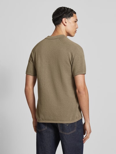 Männermodel trägt Regular Fit Poloshirt mit Strukturmuster Modell 'HILL' von Jack & Jones in Olive, reine Baumwolle, Ganzkörperansicht Rückansicht.